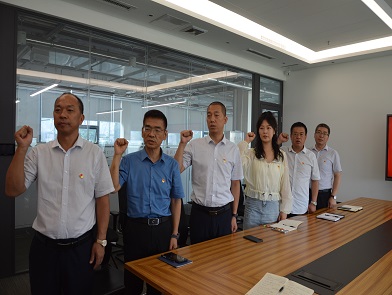 面對鮮紅黨旗莊嚴(yán)宣誓